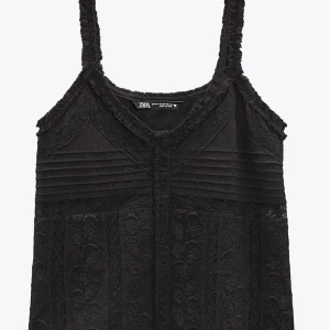 Fest top - Säljer detta jätte söta linne från zara i strlk M då den inte passar så bra på mig. Använd 1 gång och har inga defekter. 