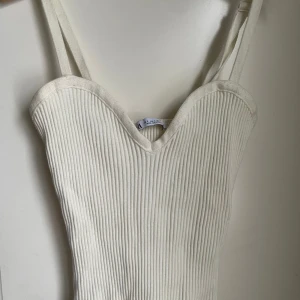 Vitt ribbat linne från Zara, stl S - Gulligt linne från zara som är köpt förra sommaren, aldrig använd!