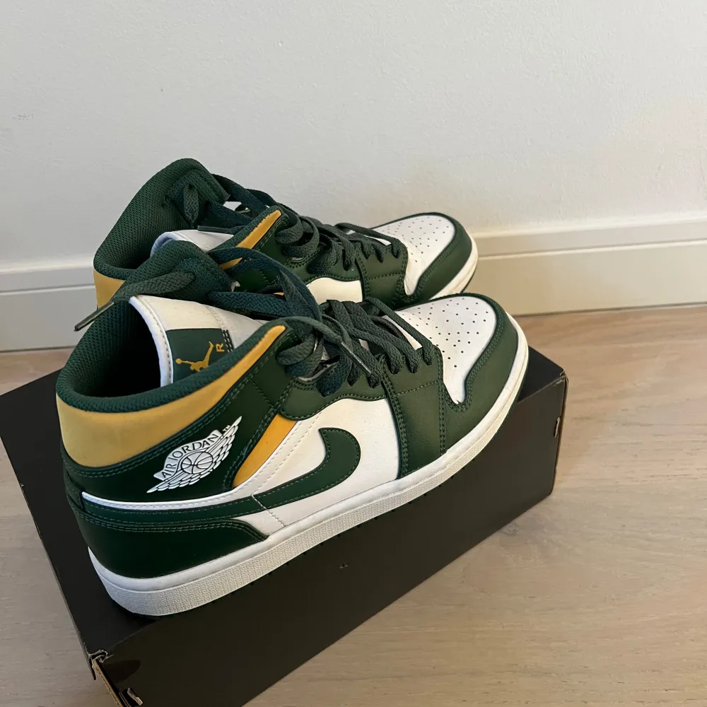 Nike skor i grymt skick, använt 2-3 gånger endast.. Kengät.