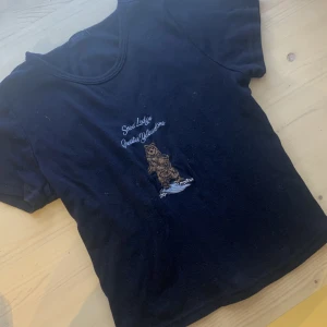 brandy Melville tröja - super söt marinblå ”crop top” från brandy Melville. Är i one size men den är som en xs, är också stretchig. 💕💕