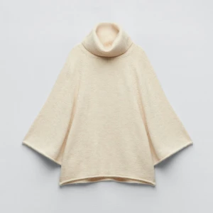 Beige stickad polotröja - Säljer en supermysig populär beige stickad polotröja ifrån zara. Den är perfekt för höst och vinter med sin varma och sköna känsla. Tröjan har en lös passform och trekvartsärmar, vilket gör den både bekväm och stilren. Perfekt för att hålla sig varm och snygg under de kallare månaderna! 