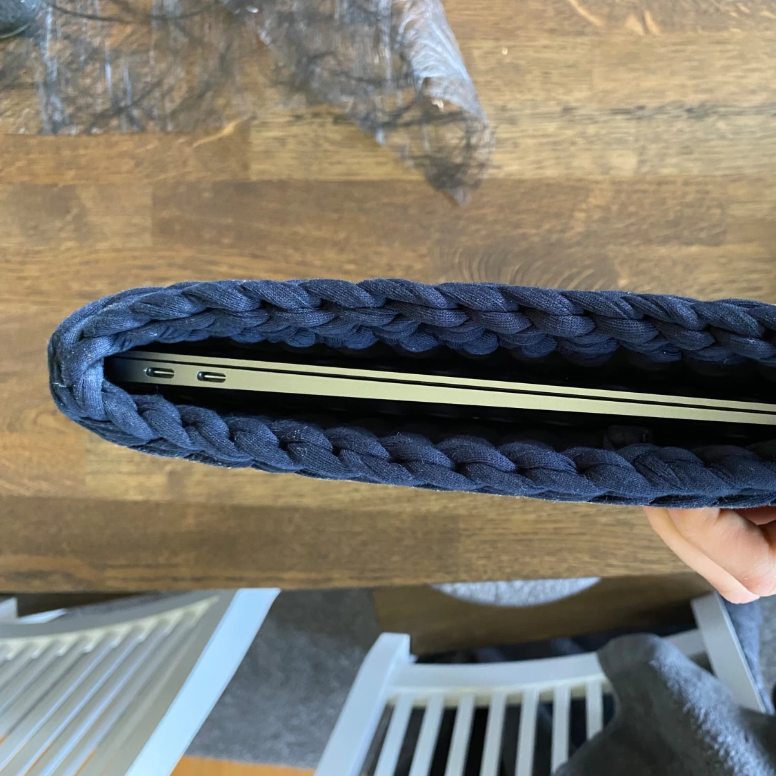 Mörkblå stickad datorväska - 3