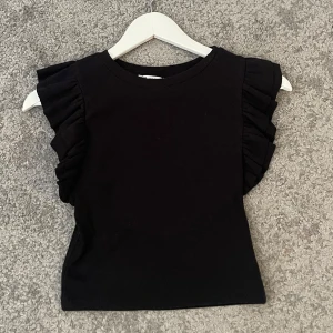 Svart topp från Zara  - Bra skick  Nästan aldrig använd  Storlek M
