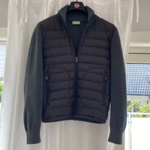 Moncler Cardigan - Köpt på highendmarkets.se för 4000 Köptes för 2 år sen, använd i 1 år Säljer den för att den är för liten Passar storlek S då dom är små i storlekarna