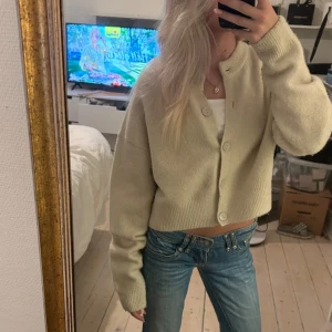 Beige kofta - Säljer en supermysig och snygg kofta i beige. Den är croppad och har långa ärmar med knappar framtill. Perfekt för höst och vår! 