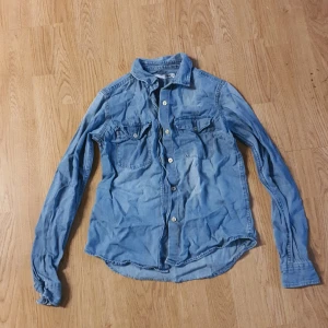 jeans tröja - jeans tröja. du får med t extra knappar en liten en stor. säljer pga aldrig andvänt