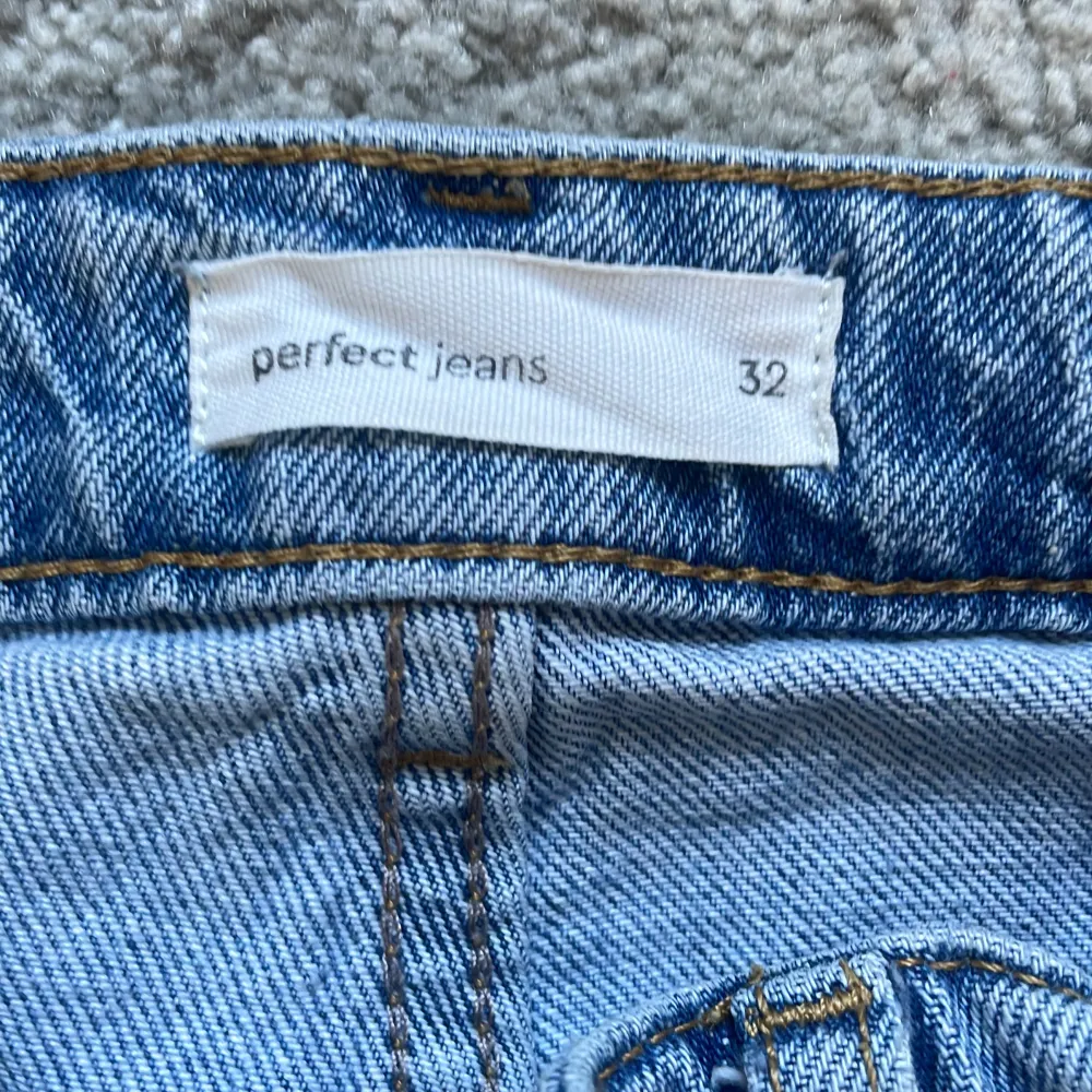 Jeans från Ginatricot i storlek 32. Säljer för att de är försmå. De har ett håll vid knät och en lite längre upp till höften.. Jeans & Byxor.