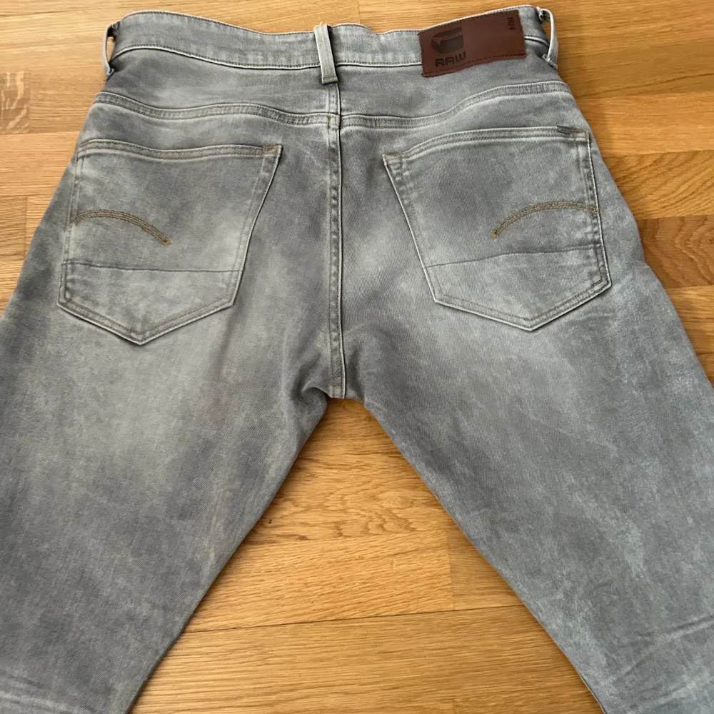 Tjena, säljer ett par gråa G-Star Jeans i storlek 32/32. Skick 10/10 inga defekter alls. Ny pris 1400 mitt pris 349! (Pris går att diskuteras vid en snabb affär). Tveka inte på att höra av dig om du är intresserad! . Jeans & Byxor.