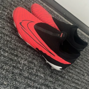 Fotbollsskor Nike phantom GX academy - Andvända i 3-4 månader 