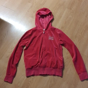 tröja - tröja från H&M storlek 158/164 från 12-14år. Säljer pga förliten och aldrig andvänt