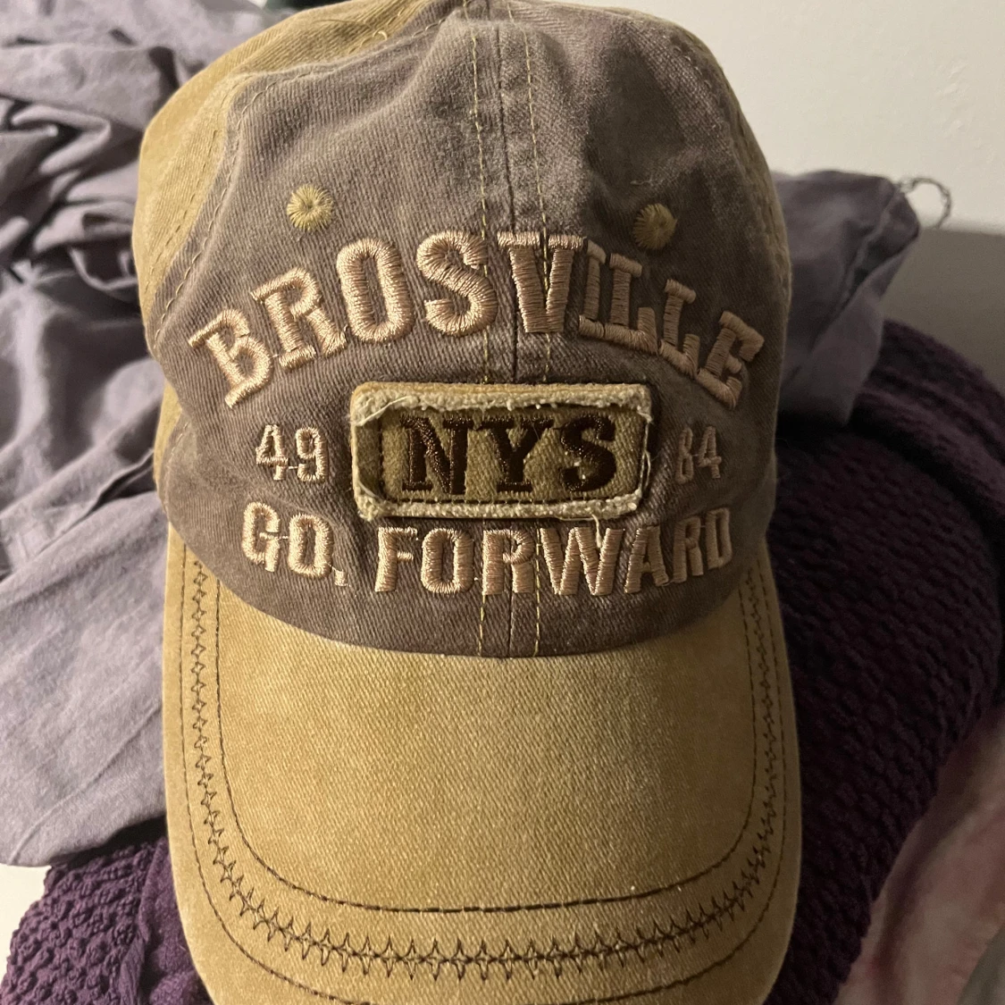 Beige keps med broderad text