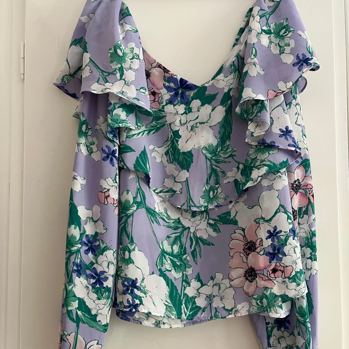 Blommig off-shoulder topp med volanger - 90