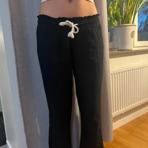 Roxy linnebyxor - Roxy svarta linnebyxor i fint skick. Dem är i storlek xs.💕
