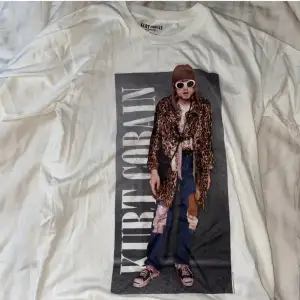 Knappt använd t-shirt med Kurt Cobain tryck, stl XS, unisex, är lite oversized, nypris 399kr