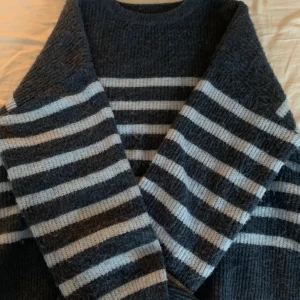 Blå-randig tröja - Fin tröja med liten slits i sidorna, köpt i Danmark för 300kr. Knappast använd! Storlek L, men passar mig som brukar ha S i tröjor.