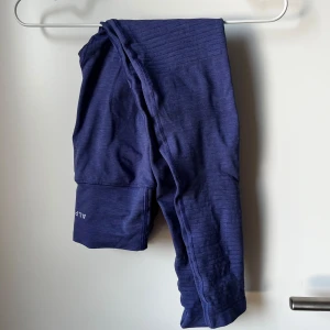 Alphalete leggings - I väldigt bra skick. Såldes på alphaletes hemsida för ungefär 4 år sedan. Sitter väldigt snyggt på då de är väldigt ”compressive” 