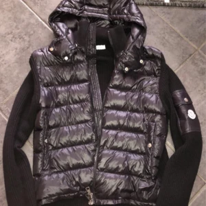 Moncler Cardigan Jacka  - Mycket bra skick  Storlek S passar även som M Fraktar endast 