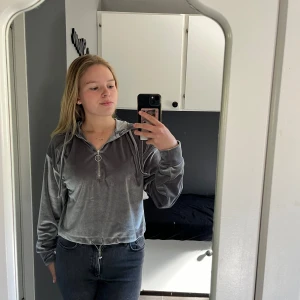 Livtröja  - En fin luvtröja från g Bik Bok. Den har ett spännbart band runt midjan. Sval och skön.