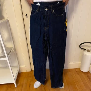 Sweet SKTBS Jeans - Säljer min killes jeans, mycket sparsamt användna passar dock inte han längre.  Nypris: 899:- Storlek XXS. Midja 76cm. Passa min kille i längd som är 183cm. 