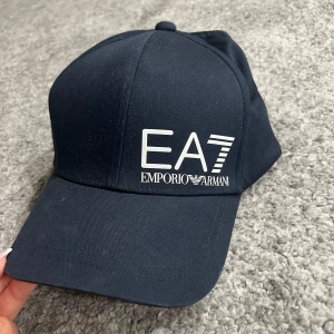 EA7 EMPORIO ARMANI keps👌🏻👌🏻 fin mörkblå keps inte så använd - Man kan justera storleken 