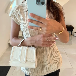 Vit väska  - Vit väska från Zara💕 Kommer inte till användning längre så säljer den. Hör av er för mer frågor eller bilder💕