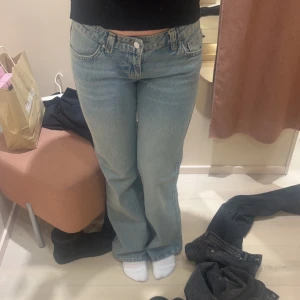 Låg midjade blåa jeans  - Säljer mina lågmidjade jeans från Gina med fickor bak då de ej används längre. De är i bra skick och passar någon som vanligtvis har 36 i byxor 