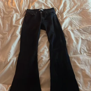 Bootcut jeans  - Jeansen är bootcut och har medelhög midja 💗storlek 34