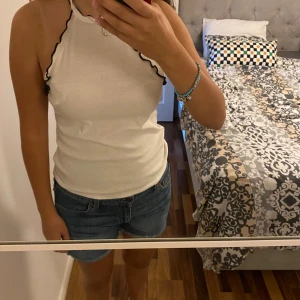 Vit linne - Ett vit linne i storleken S. Har används några gånger men har inga fel alls.