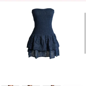 Marinblåa klänning💙 - Köpte på Meet me there men den passade inte. Är i storlek S men skulle nog säga XS. Den är helt ny och prislappen sitter till och med kvar!💋