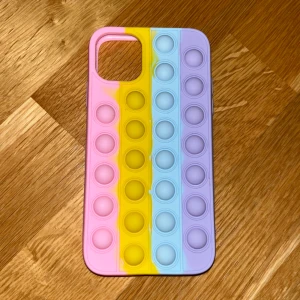Pop it mobilskal iPhone 11 - Ett mobilskal som man kan använda som pop it, passar till iPhone 11 💕