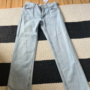 Jeans - Modellen Low straight från Gina tricot, aldrig använda med prislapp kvar