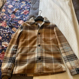 Zara overshirt - Denna kostar egentligen 1000 och säljs inte mer. Jätte bra skick och knappast använd