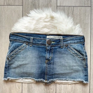 lågmidjade jeanskjol - säljer denna jätte fina jeanskjolen då den var för stor. i jätte bra skick 💘