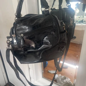 Axelremsväska  - Snygg väska second hand, lite sönder på insidan men inget som man tänker på♥️