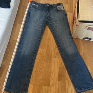 Blå jeans med detaljer för yngre/korta - Bra skick och skinny fit modell/straight modell