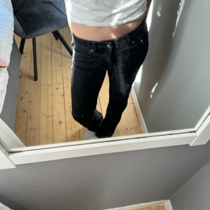 Supersnygga low waisted jeansen😍🤩 - Säljer mina fina ”90s boot” från lager, då jag inte får användning av dom längre.🫶🏼 Midjemått från kant till kant: 34cm, innerbenslängd: 76cm. Köpta i extra short så de sitter bra på mig som är 163 lång!!❤️