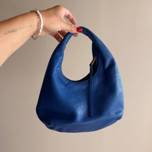 Väska - & Other Stories - Väska helt i skinn från & Other Stories. Använd endast ett fåtal gånger🌸 nypris: 899kr