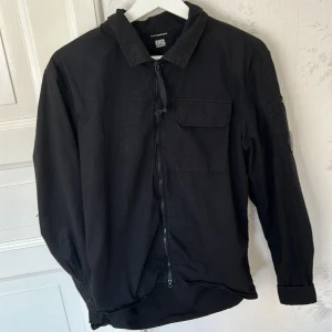 Cp.company jacka - Säljer denna snygga cp.company jacka som är perfekt nu efter sommaren. Storlek S. Köpt från nk. Pris kan diskuteras!