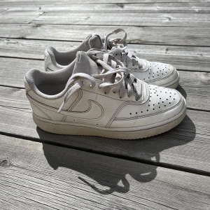 Vita Nike skor  - Säljer de här snygga skorna från nike. Köpta ifrån Zalando i storlek 36. De är i jätte bra skick  och säljer även väldigt billigt❤️köparen står för frakt ❤️❤️