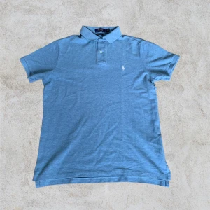 Ralph Lauren Pike - Ljusblå Ralph Lauren Piké i mycket bra skick!  Storlek: M 