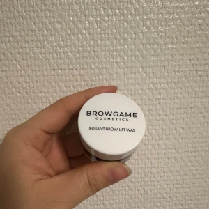 Browgame Cosmetics Instant Brow Lift Wax - Säljer en Browgame Cosmetics Instant Brow Lift Wax. Den kommer i en liten rund burk med vit lock och genomskinlig botten. Perfekt för att forma och lyfta dina ögonbryn för en snygg och hållbar look. Produkten är lätt att applicera och ger ett naturligt resultat. använd en gång men färgen passade ej mig. 