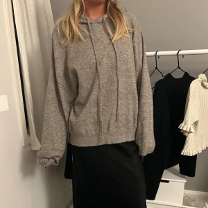 Stickad tröja - Säljer denna stickade Kashmir hoodien från Lindex som var varit väldigt populär! Bra skick💛 perfekt till hösten🍂