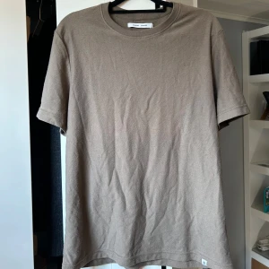 Samsøe t-shirt - Aldrig använd, lapp sitter kvar. Stor i storlek. Nypris 699kr. Pris går att diskuteras.