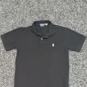 Polo Ralph Lauren Piké  - Svart färgad, klassisk och passar till allting. Clean och aldrig använts. Högt eftersökt och vid fler frågor, är det bara kontakta 🙏🏻 Pris kan diskuteras vid snabbköp