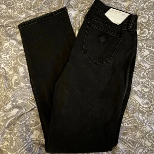 99 low straight jeans - Jeans från märket ABrand i modellen 99’ low straight i färgen charo black. Nya med lappen kvar. Jag fick två par i födelsedagspresent och säljer därför det ena paret. De har jättefin passform. 🩷  Nypris 999kr