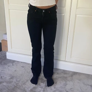 Svarta lågmidjade jeans - Jättesnygga svarta lågmidjade jeans! Använda fåtal gånger. Köpta på BikBok. Nypris: 699kr💘