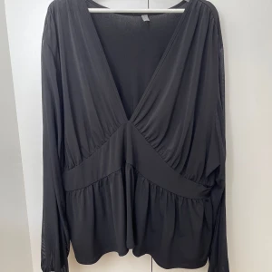 Blus med mecharmar  - Svart blus med låg urringning, pepblum nedtill och mechtyg på armarna.  Använd Max 5 gånger, från shein och är i storlek xxl. 