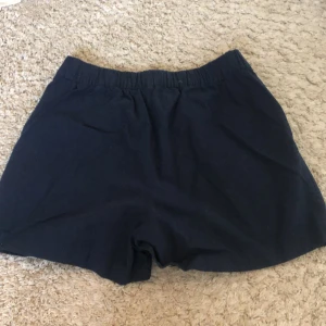 Svarta bomullsshorts från Uniqlo - Säljer ett par svarta bomullsshorts från Uniqlo i storlek XS. De är superbekväma och perfekta för sommaren. Shortsen har en elastisk midja för en skön passform. Perfekta för både vardag och träning!