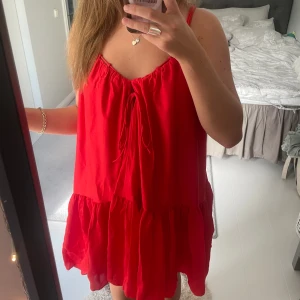 Röd klänning  - Så fin klänning som är köpt nu i sommar!! Kommer tyvärr inte till användning