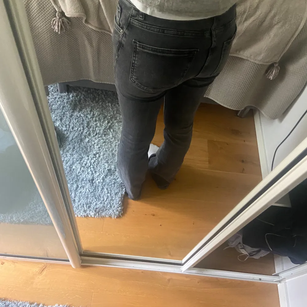 Low waist jeans från Gina💕 kostar 500kr från början🤗 storlek 34💕💕 inte alls slitna eller något sånt🙏. Jeans & Byxor.